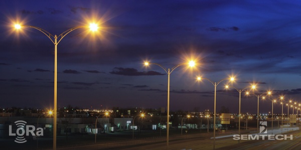 支持洛拉的路灯代表了智慧城市的光明未来